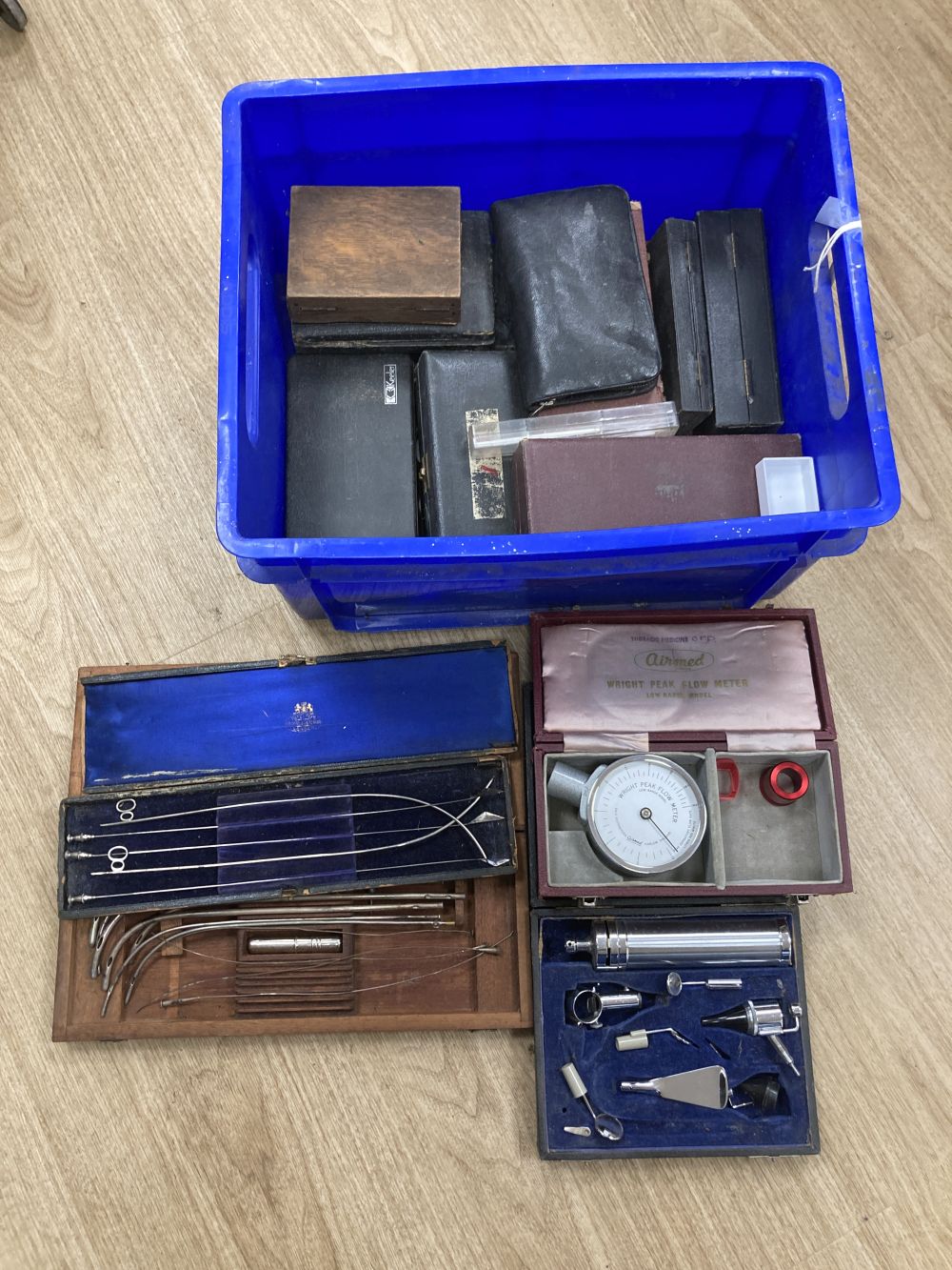 A quantity of cased surgeons equipment